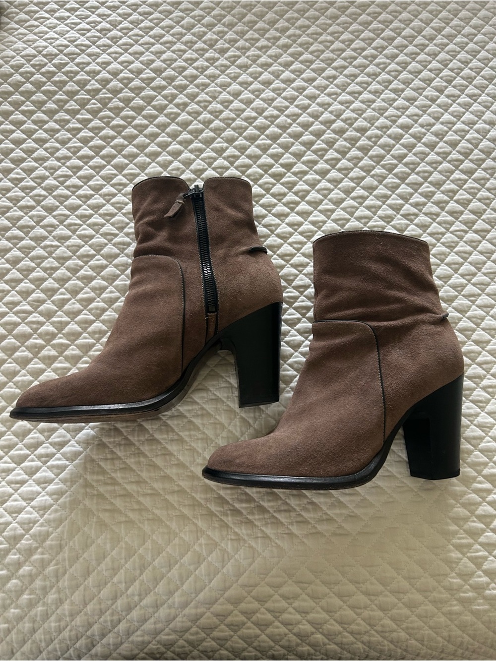 Worn twice.Rag & Bone Women's brown Suede Ankle Boots w/Side Zip .Sz 39.